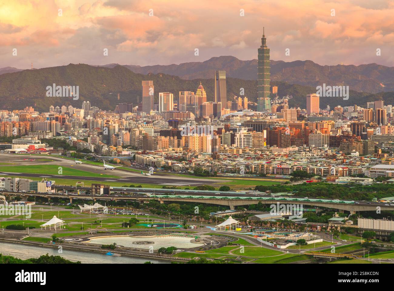 Paysage du district de Xinyi de la ville de Taipei à Taiwan au crépuscule Banque D'Images