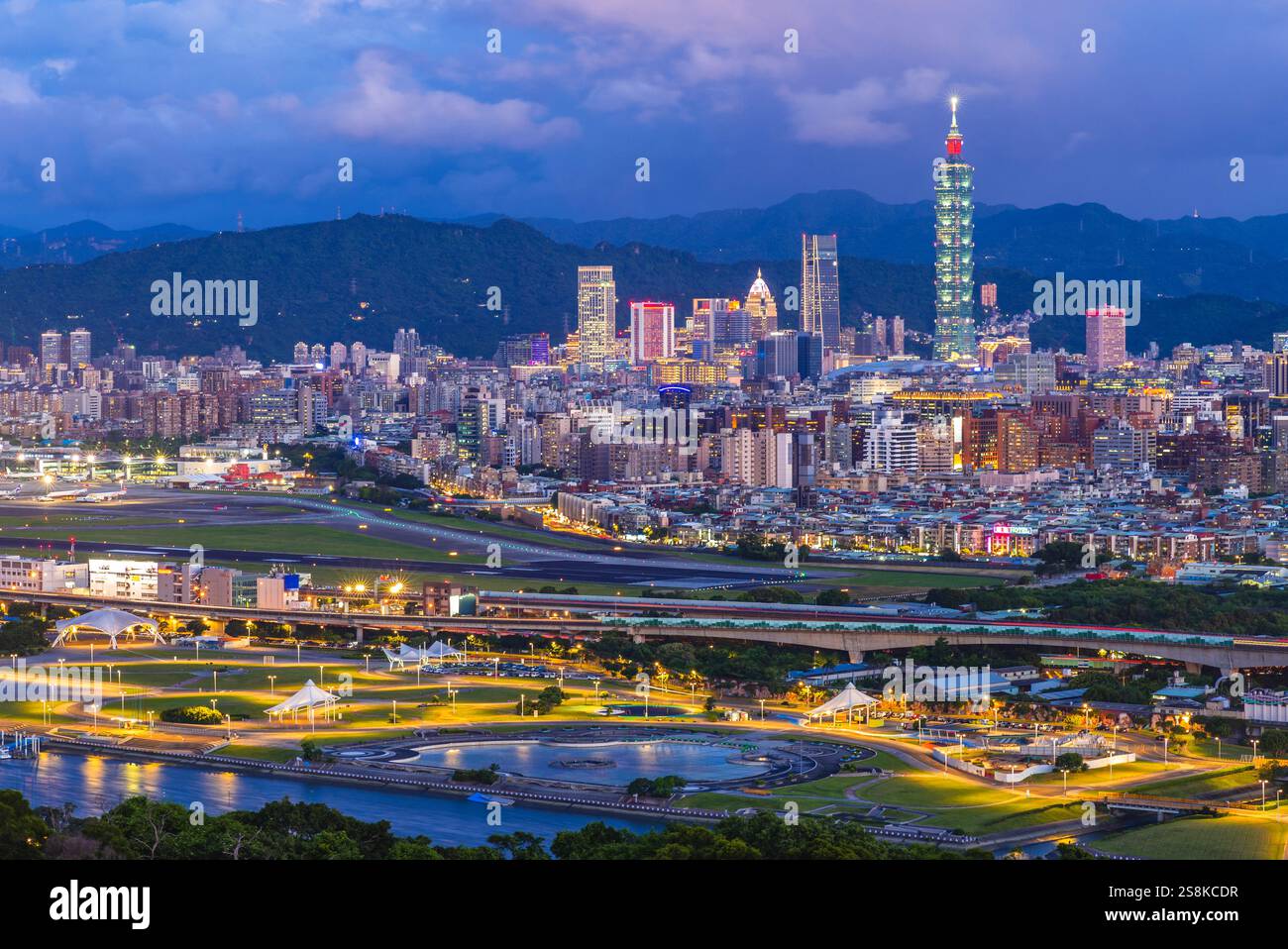 Paysage de Xinyi District de Taipei City à Taiwan la nuit Banque D'Images