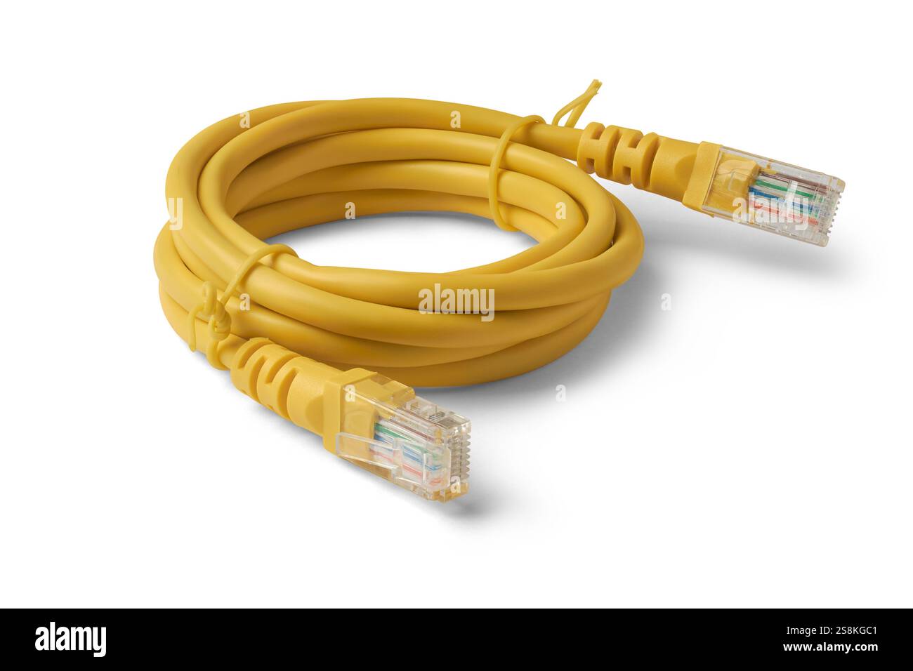 gros plan du câble ethernet jaune avec deux connecteurs rj45 aux deux extrémités enroulés sur fond blanc isolé, utilisé pour les connexions filaires dans l'ordinateur Banque D'Images