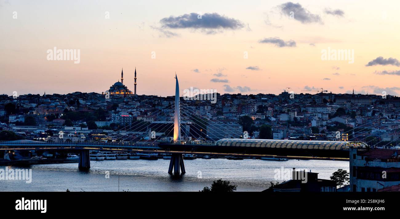 Vue du pont du métro Halic et de la mosquée Fatih au coucher du soleil, Istanbul, Turquie Banque D'Images