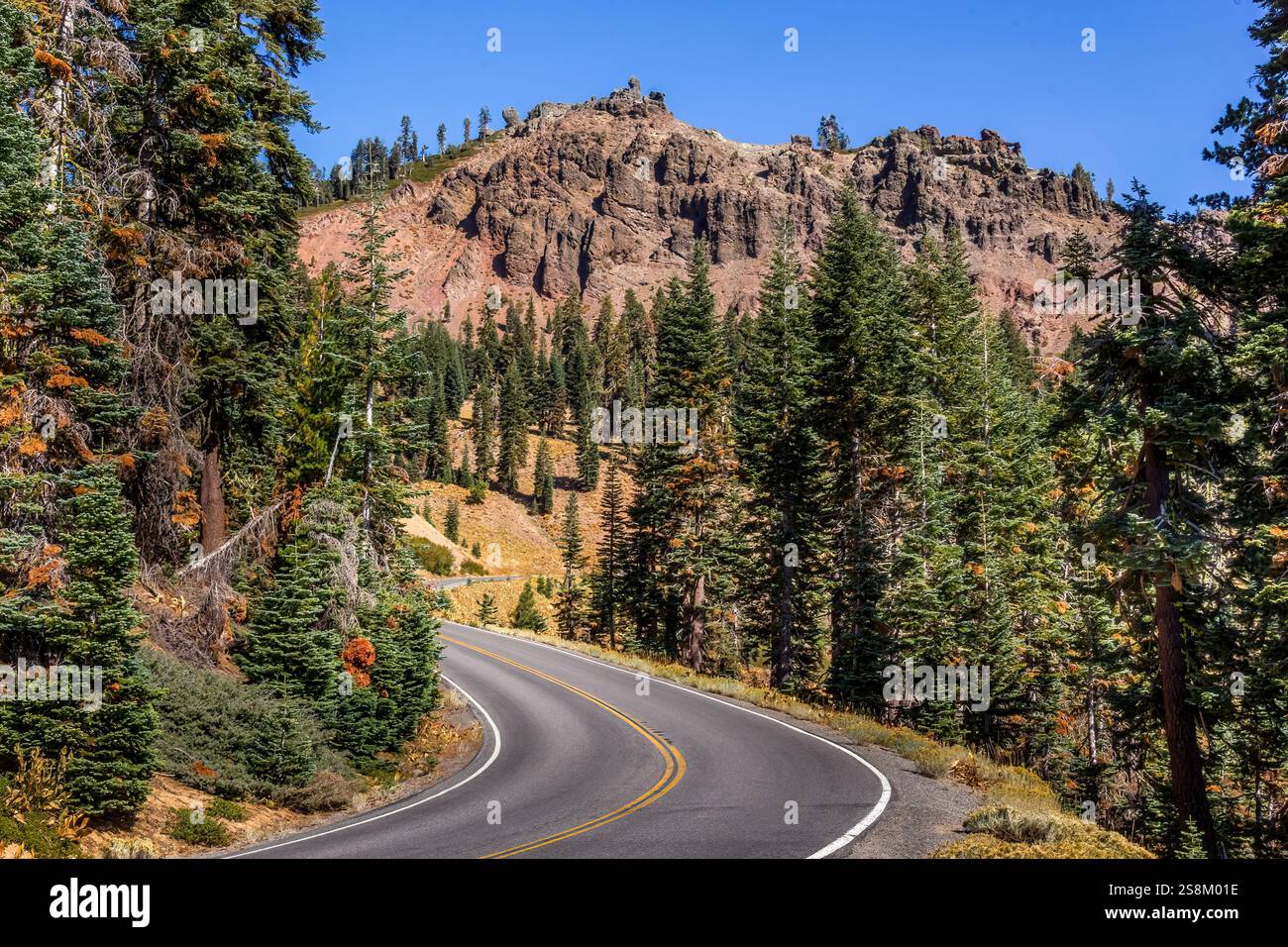 Route à travers le parc national volcanique de Lassen, Californie Banque D'Images