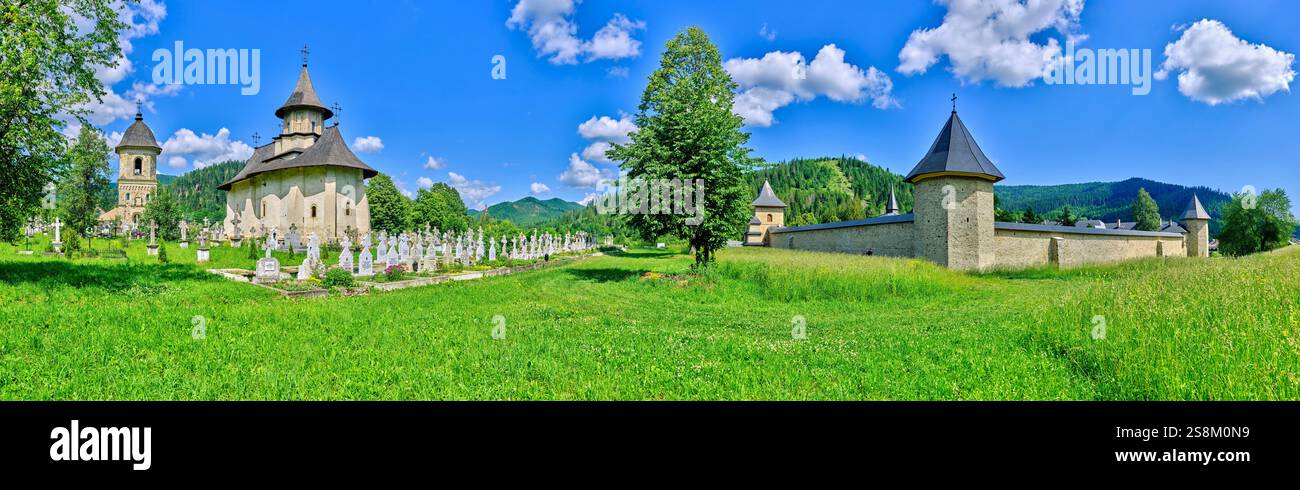 Murs et cimetière du monastère de Sucevita, Roumanie Banque D'Images Murs et cimetière du monastère de Sucevita, Roumanie Banque D'Images