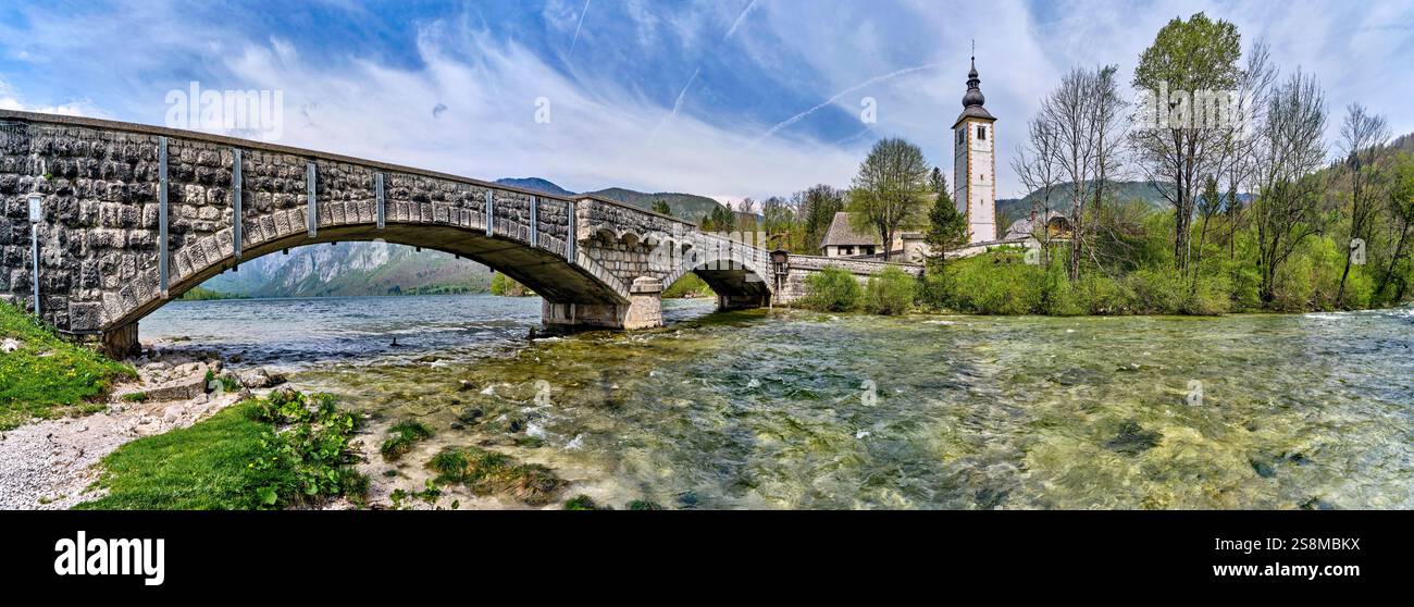 Pont Janezs et église de Saint Jean-Baptiste, lac Bohinj, Slovénie Banque D'Images Pont Janezs et église de Saint Jean-Baptiste, lac Bohinj, Slovénie Banque D'Images