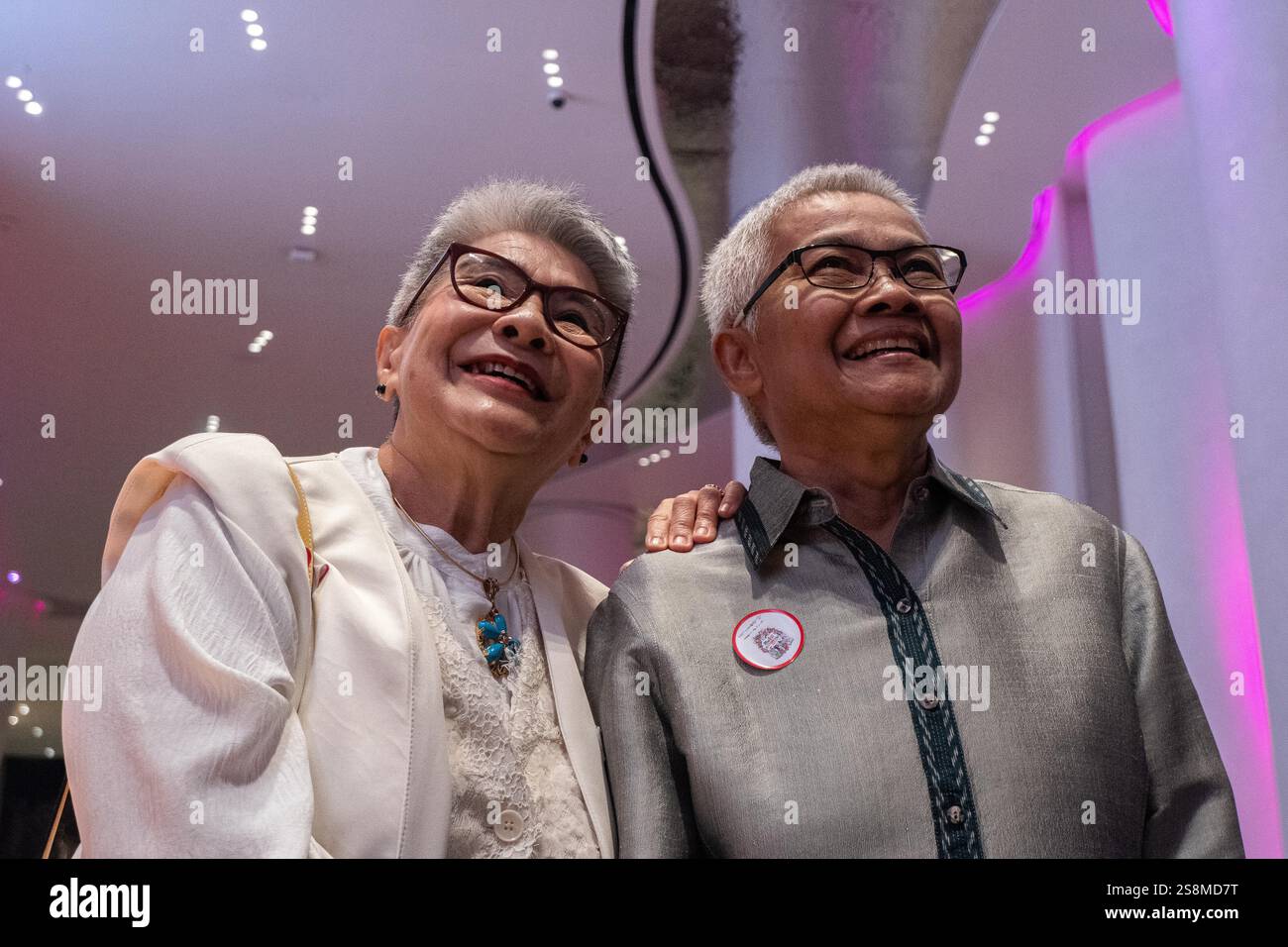 Bangkok, Thaïlande. 23 janvier 2025. Un couple LGBT thaïlandais pose pour une photo lors de l'enregistrement de leur mariage homosexuel au Siam Paragon, le centre commercial de Bangkok. La Thaïlande est le premier pays d'Asie du Sud-est et le troisième pays asiatique après le Népal et Taiwan à légaliser le mariage homosexuel. Crédit : SOPA images Limited/Alamy Live News Banque D'Images