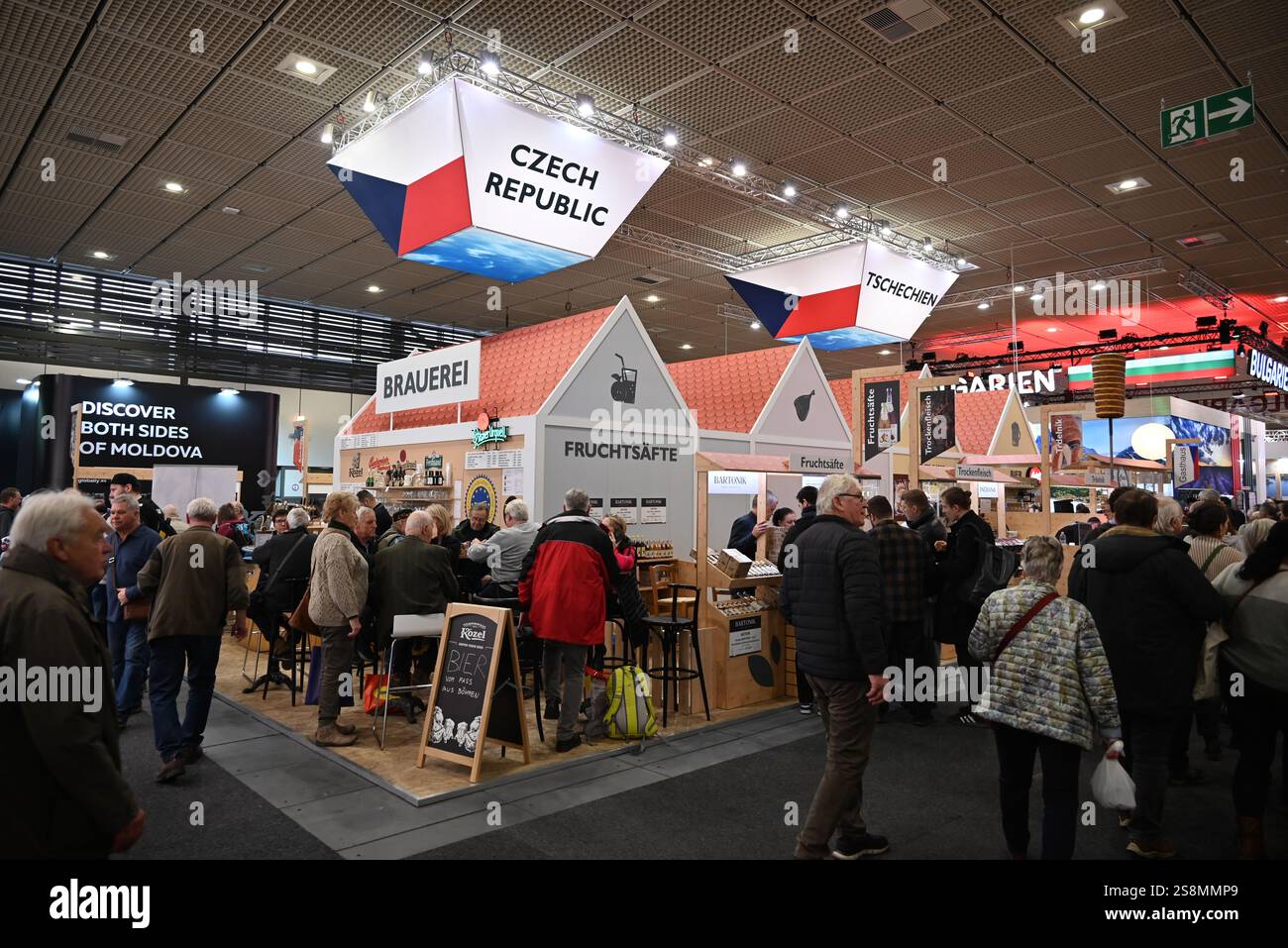Berlin, Allemagne. 22 janvier 2025. Stand tchèque à la foire alimentaire et agricole Grune Woche à Berlin, Allemagne, le 22 janvier 2025. Les Tchèques proposent de la bière, du raifort, mais aussi des spécialités d'insectes. Crédit : Jaromir Mrhal/CTK photo/Alamy Live News Banque D'Images