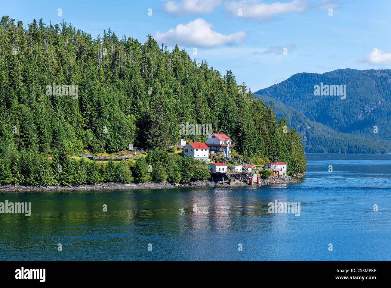 Phare de Boat Bluff, croisière Inside passage, Colombie-Britannique, Canada. Banque D'Images