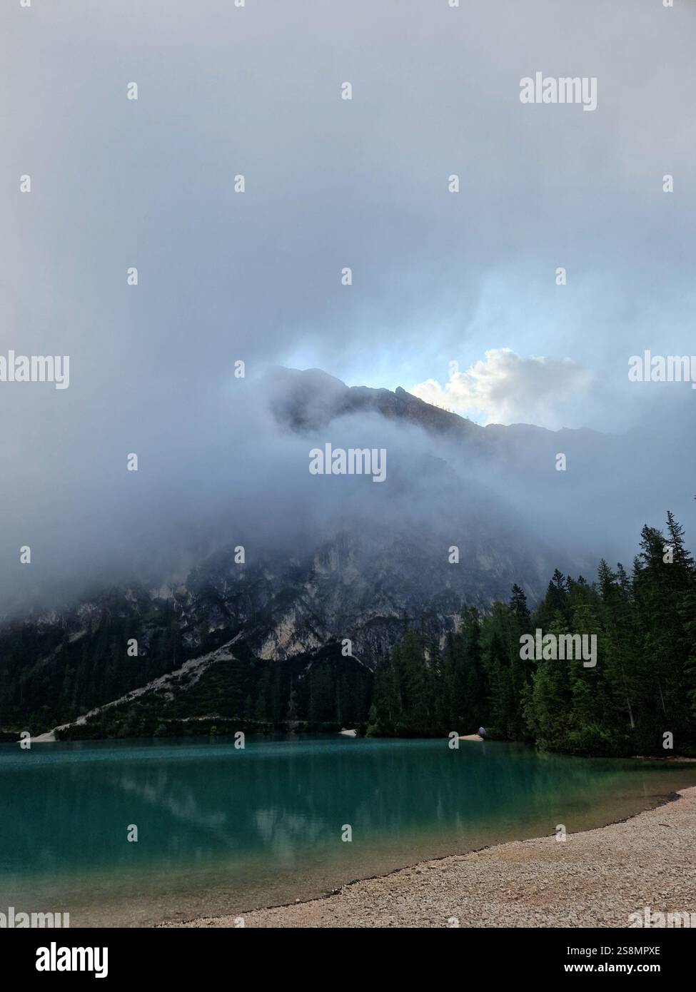 Lac tranquille enveloppé dans un brouillard dense, brume, Lago di Braies, Dolomites, Italie, paysage serein, un sentiment de calme, atmosphère paisible Banque D'Images