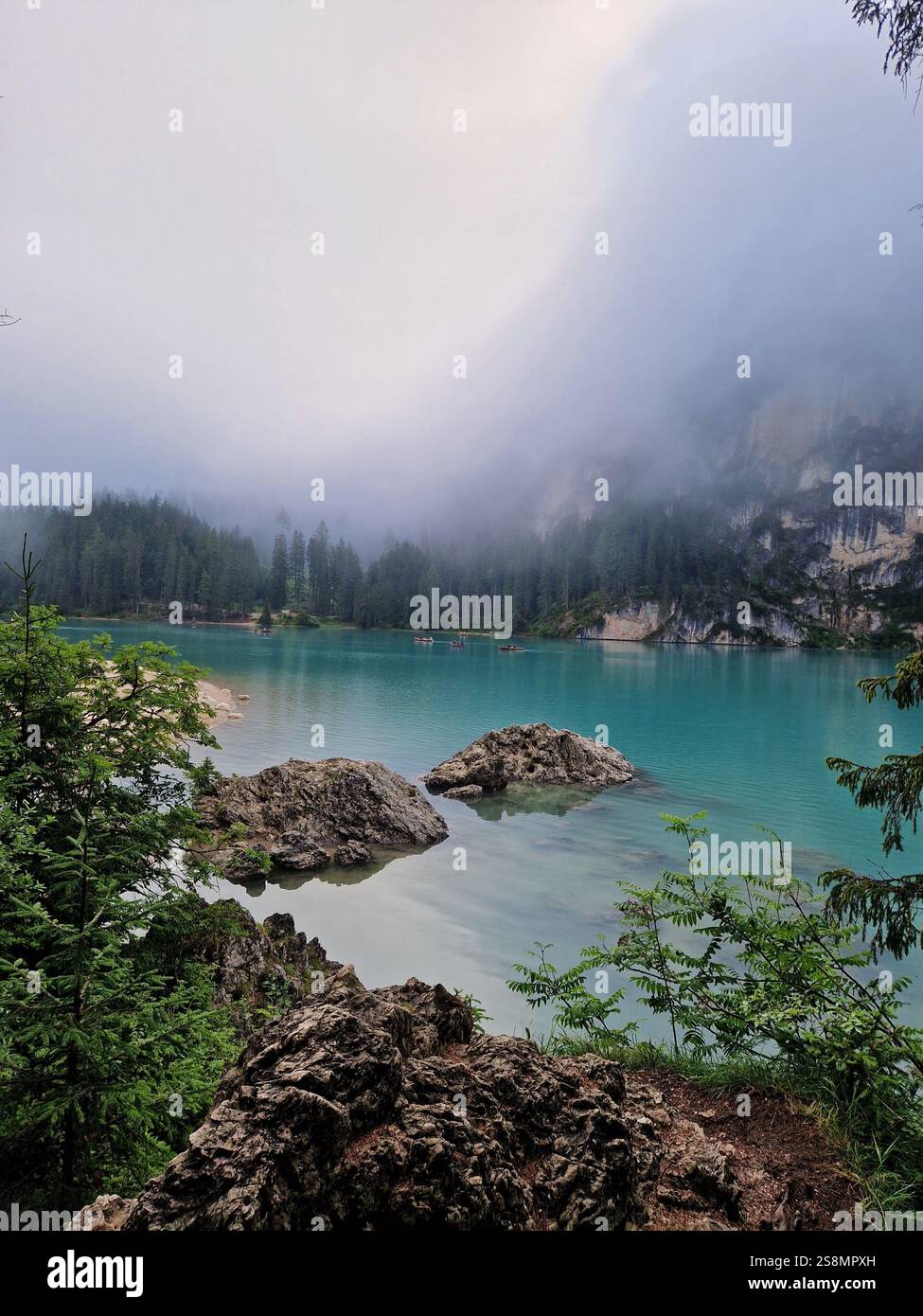 Lac tranquille enveloppé dans un brouillard dense, brume, Lago di Braies, Dolomites, Italie, paysage serein, un sentiment de calme, atmosphère paisible Banque D'Images