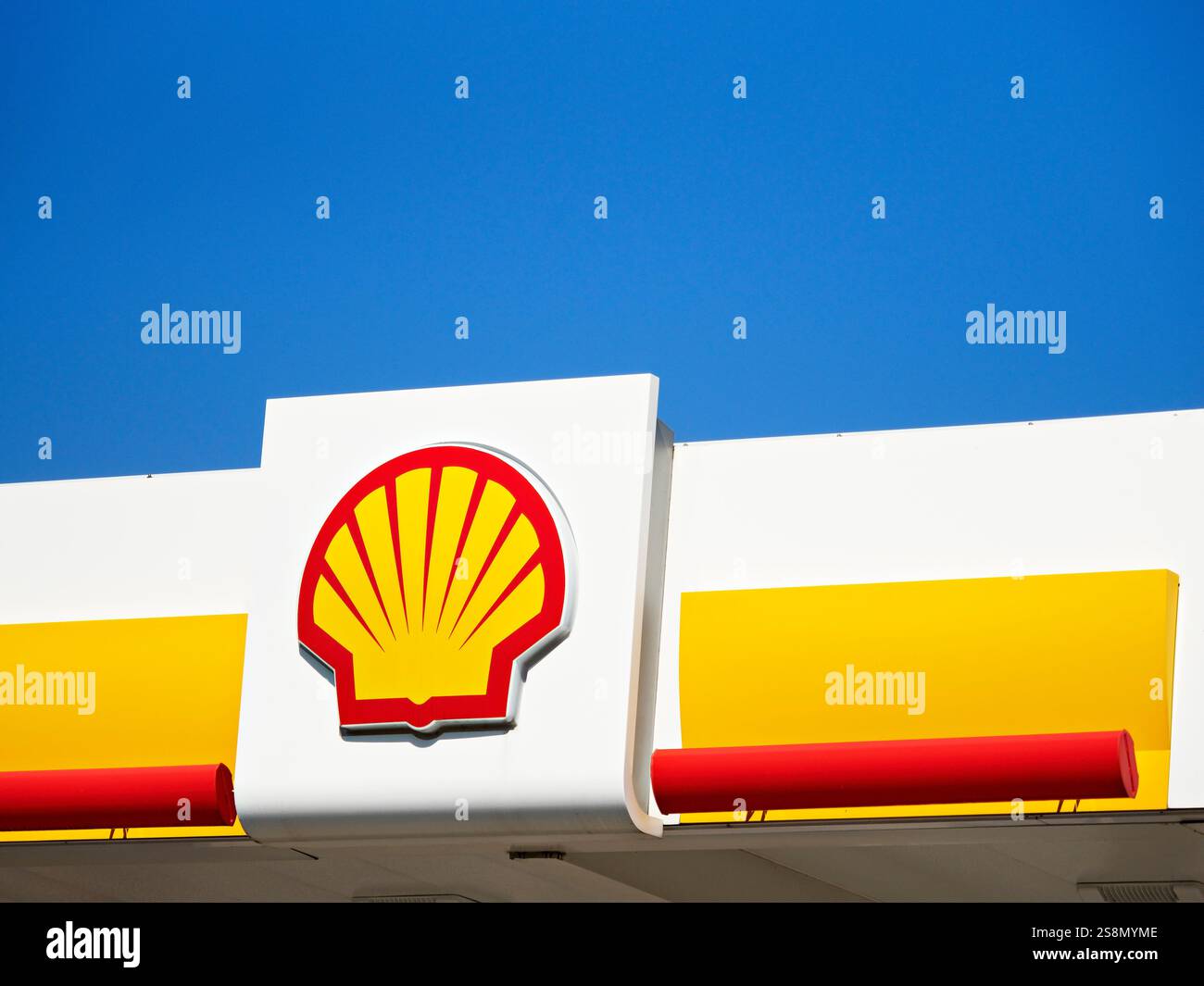 Toronto Canada / Une station-service Shell sur Avenue Road, North York, Toronto. Banque D'Images