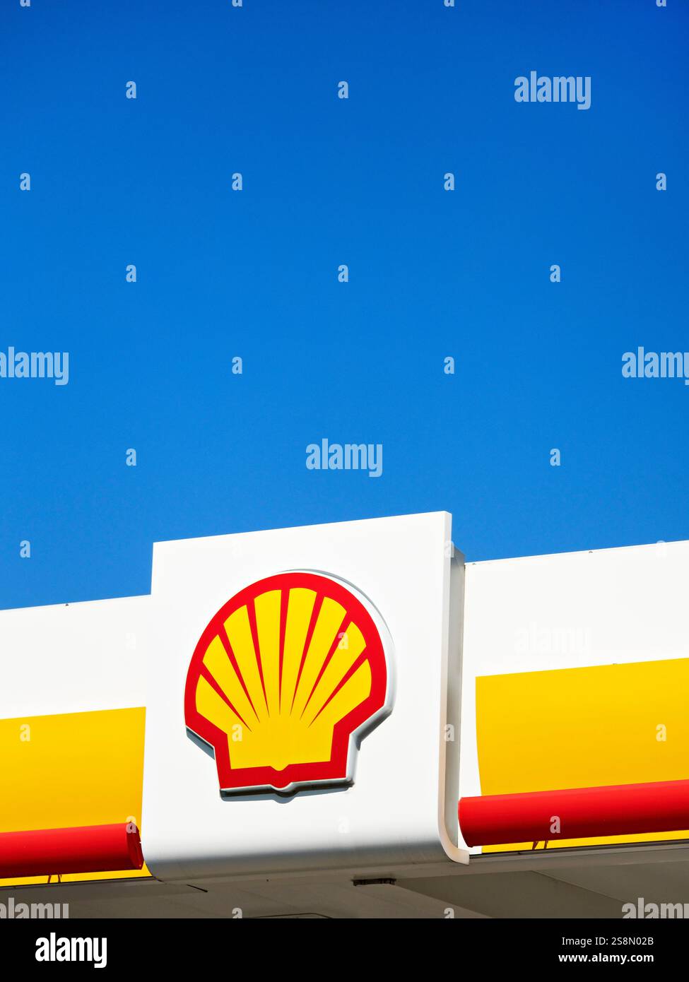 Toronto Canada / Une station-service Shell sur Avenue Road, North York, Toronto. Banque D'Images