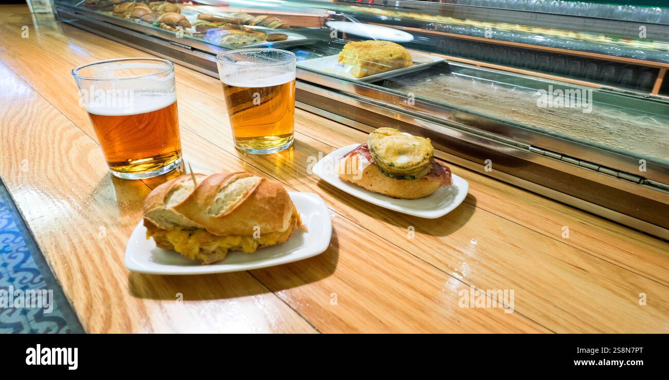 Tapa espagnole typique et bières au Restaurant Bar, Espagne, Europe Banque D'Images