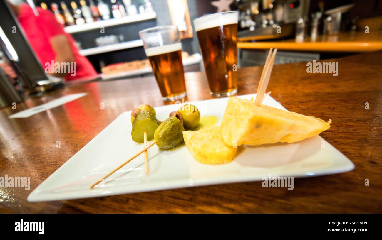 Tapa espagnole typique et bières au Restaurant Bar, Espagne, Europe Banque D'Images