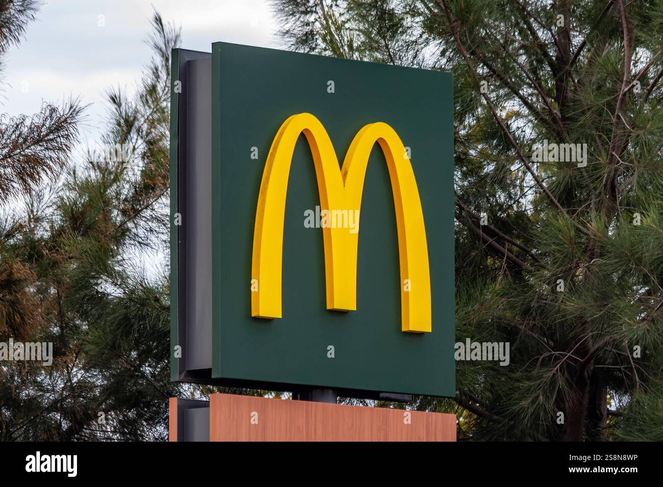 Les Arches d’Or, symbole ou logo de McDonald’s sur une enseigne à l’entrée du restaurant McDonalds Banque D'Images