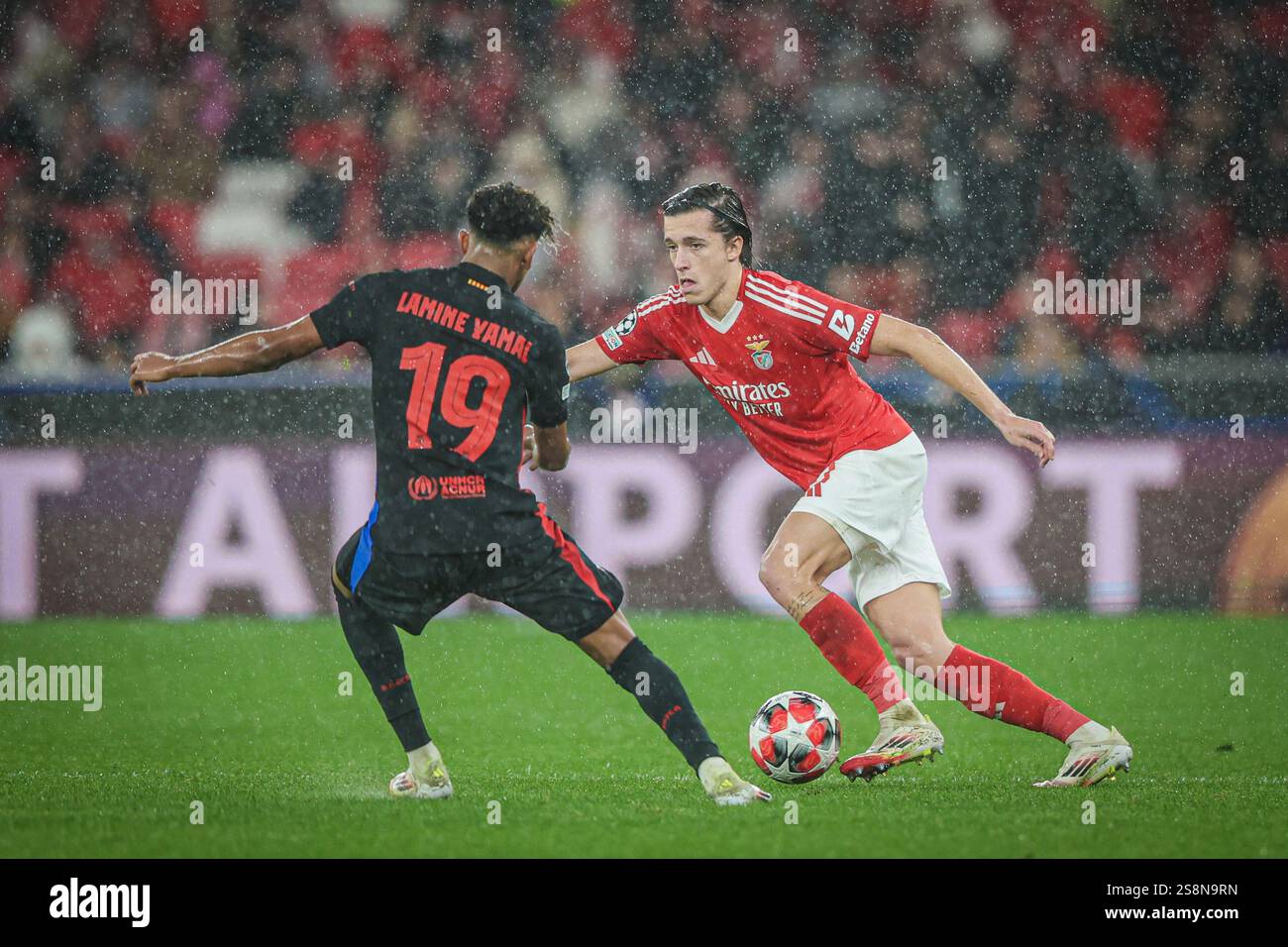 21 janvier 2025, Estádio da Luz, Lisbonne, Portugal - UEFA Champions League : Benfica vs Barcelone ; Álvaro Carreras de Benfica tente de dépasser Lamine Y Banque D'Images