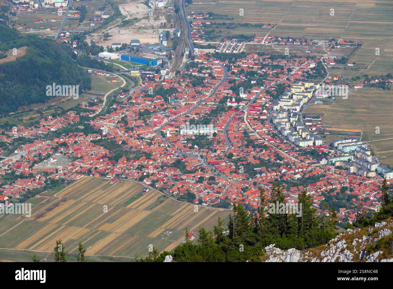 Ville de Zarnesti en Roumanie. Vue aérienne depuis les montagnes Piatra Craiului. Banque D'Images