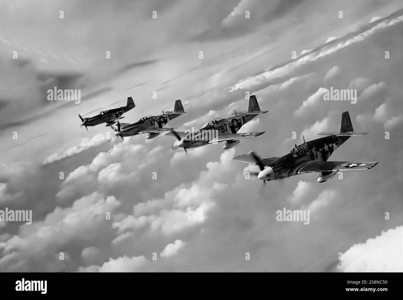 North American Aviation P-51 Mustangs du 374e escadron de l'USAF en vol. Le chasseur et chasseur-bombardier monoplace à longue portée, conçu en 1940, a été piloté avec beaucoup de succès par la RAF comme avion de reconnaissance tactique et chasseur-bombardier (Mustang Mk I). À la mi-1942, le moteur Allison a été remplacé par un moteur Rolls-Royce Merlin 65 à deux étages suralimenté à refroidissement intermédiaire. Pendant les essais, il était clair que le moteur améliorait considérablement les performances de l'avion à des altitudes supérieures à 15 000 pieds sans sacrifier la portée. Après d'autres vols effectués par un certain nombre de pilotes de l'USAAF, le RES Banque D'Images