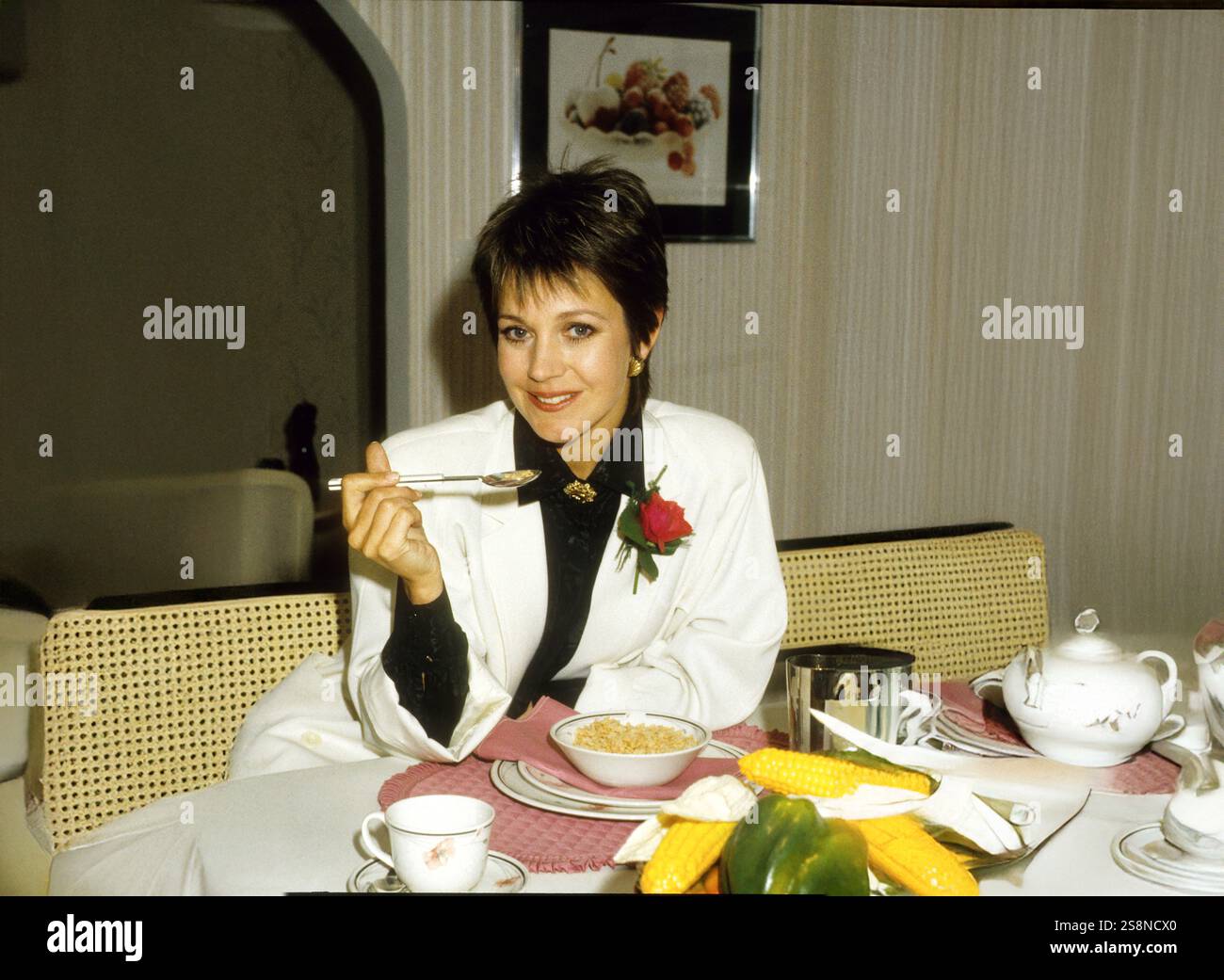 L'actrice Jan Francis prend son petit déjeuner à l'exposition Ideal Home de Londres.Mars 1987 Banque D'Images