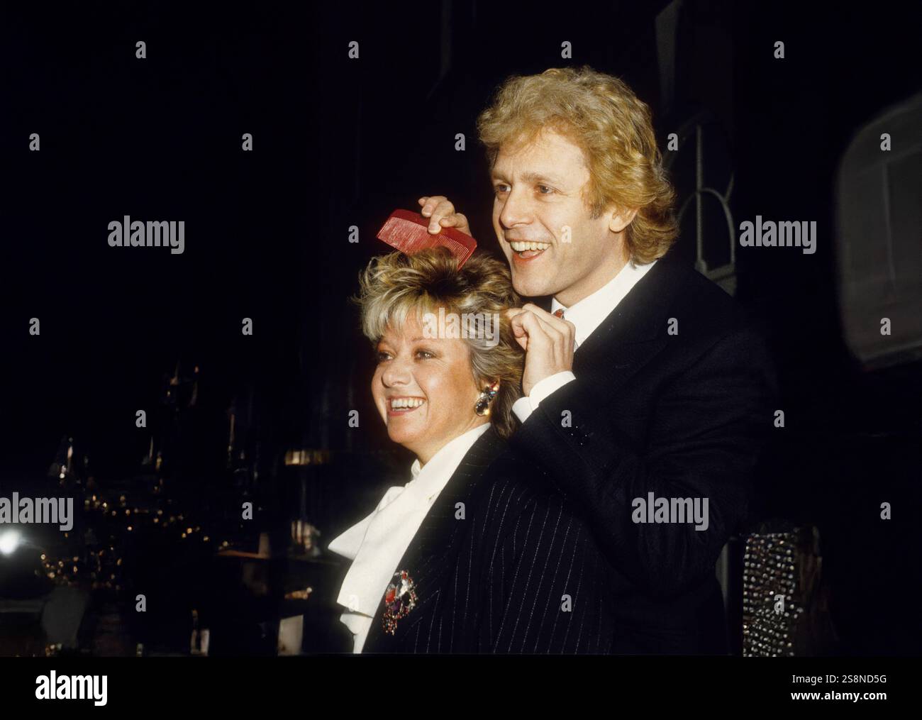 Acteurs Paul Nicholas et Elaine Paige lauréats du prix de coiffure Londres janvier 1987 Banque D'Images