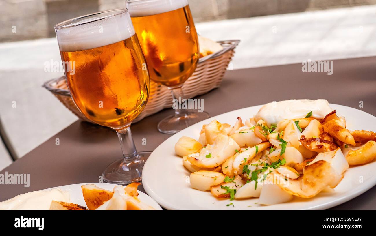 Cuttlefish grillé Tapa espagnole typique et bières au Restaurant Bar, Espagne, Europe Banque D'Images