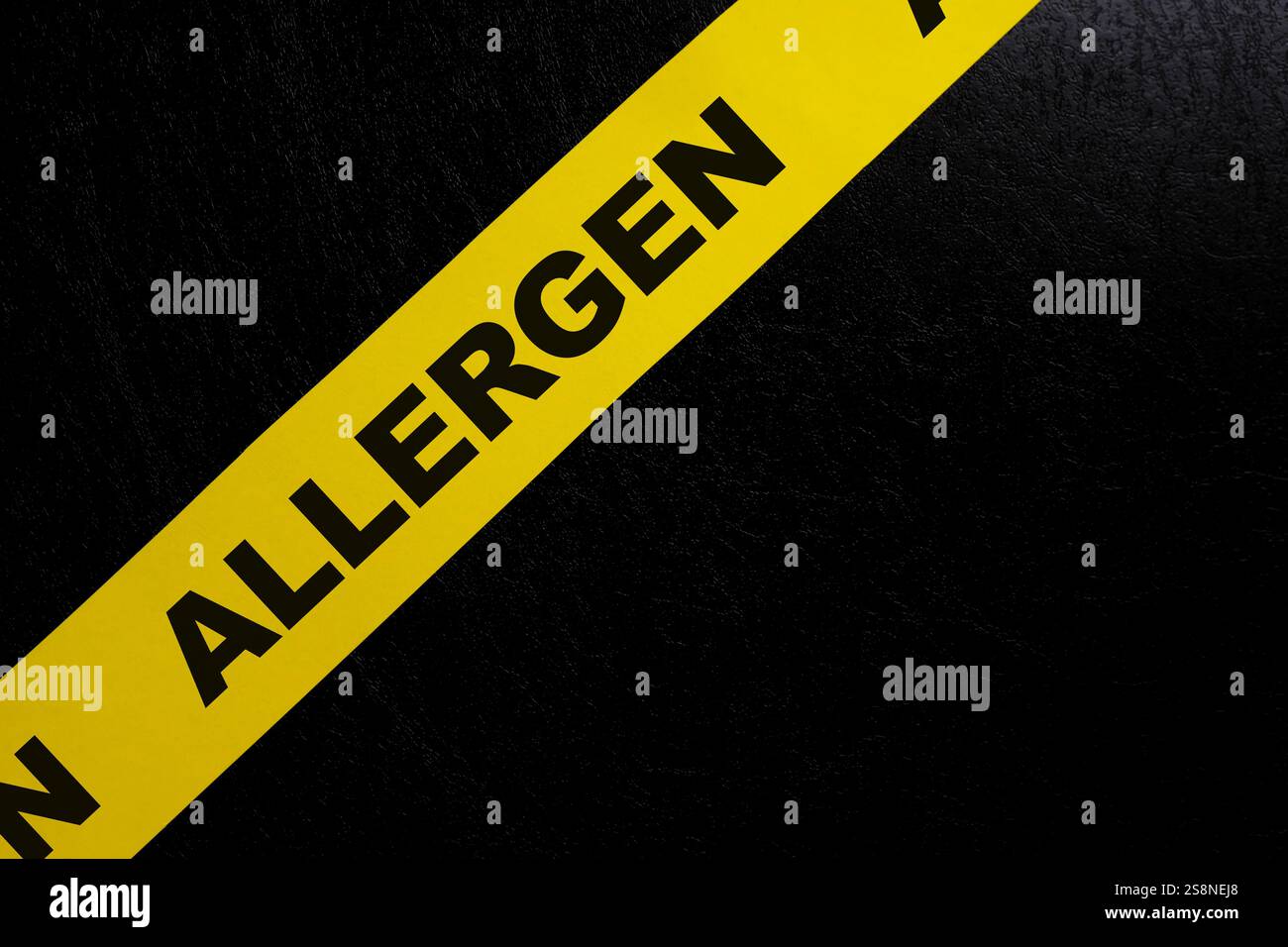 Contenu allergène alimentaire concept de prudence et d'avertissement. Ruban de barricade jaune avec mot sur fond noir foncé. Banque D'Images