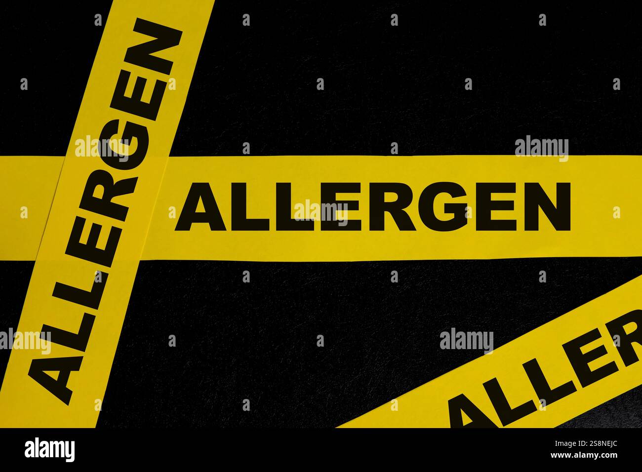 Contenu allergène alimentaire concept de prudence et d'avertissement. Ruban de barricade jaune avec mot sur fond noir foncé. Banque D'Images