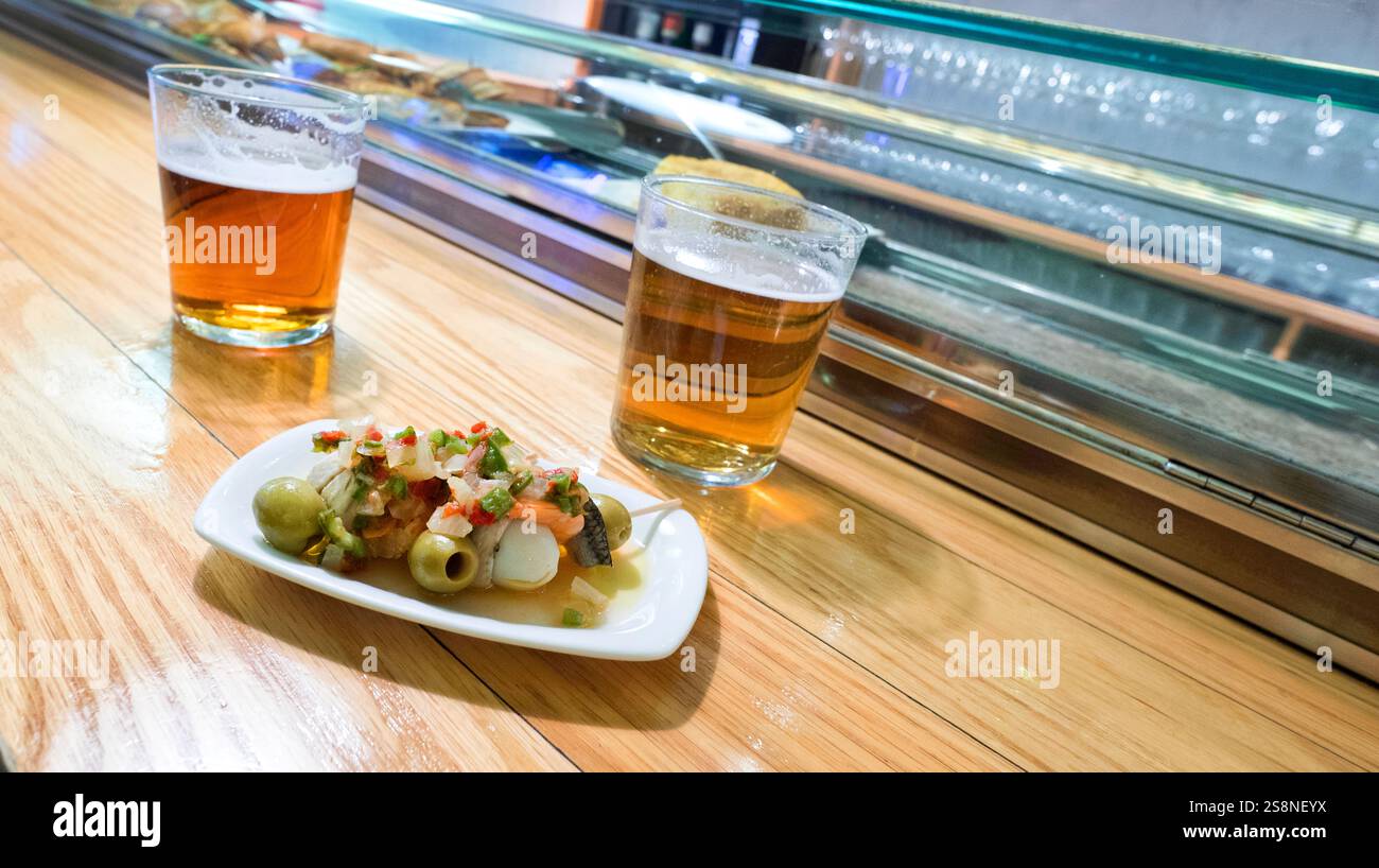 Tapa espagnole typique et bières au Restaurant Bar, Espagne, Europe Banque D'Images