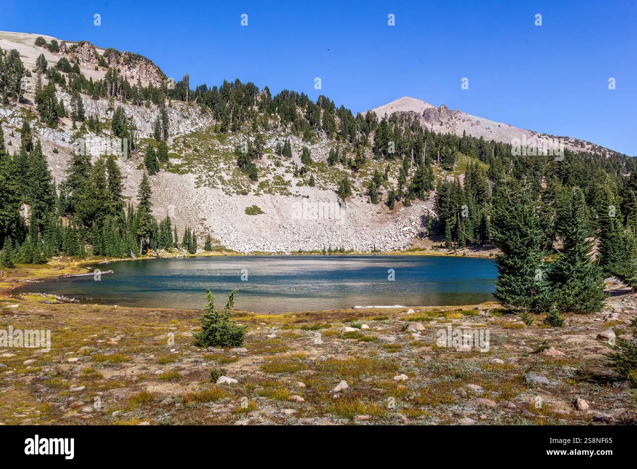 Lac dans le parc national volcanique de Lassen, Californie Banque D'Images