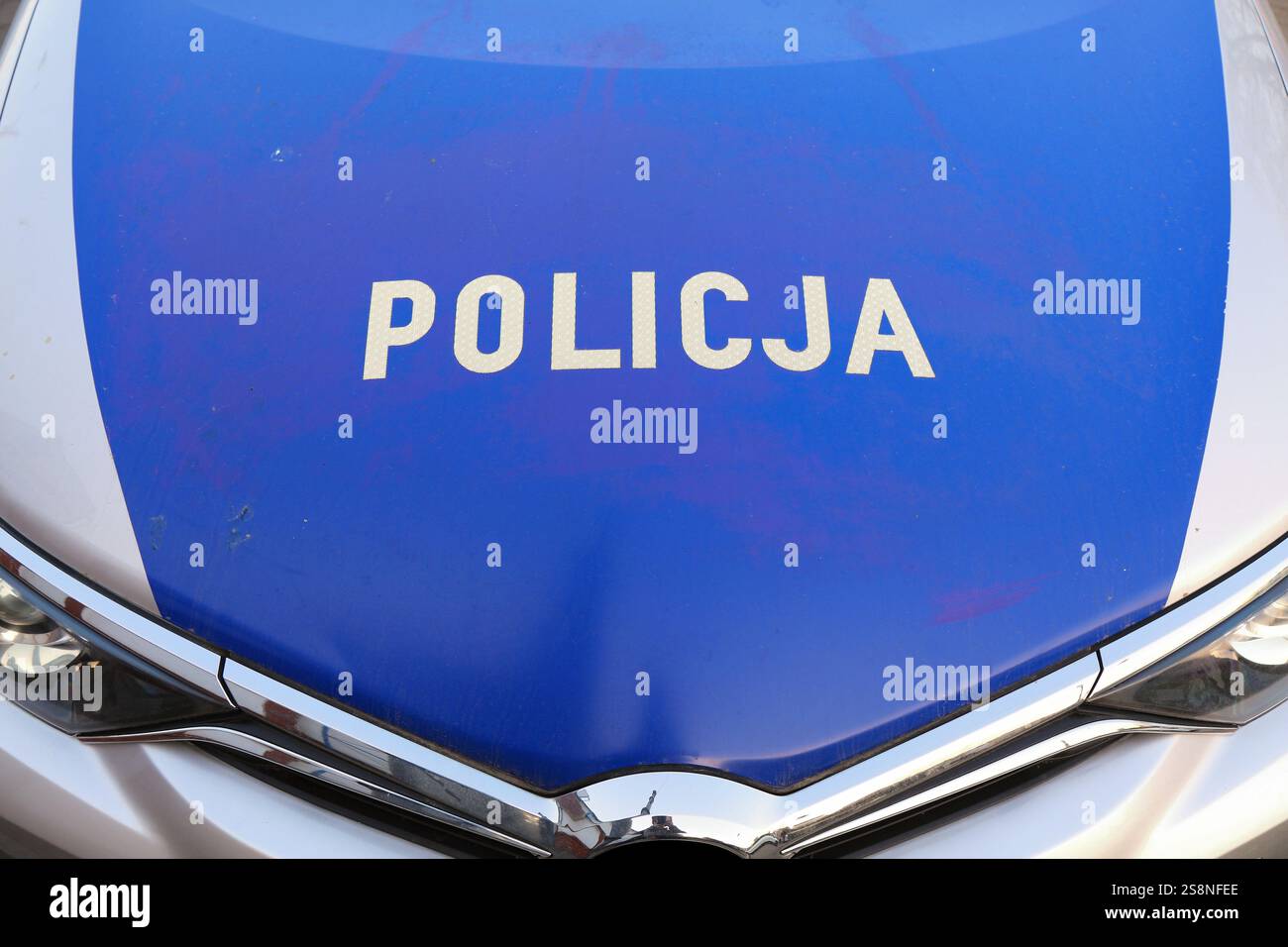 Voiture de police polonaise à Cracovie, Pologne. Policja signifie police en langue polonaise. Banque D'Images