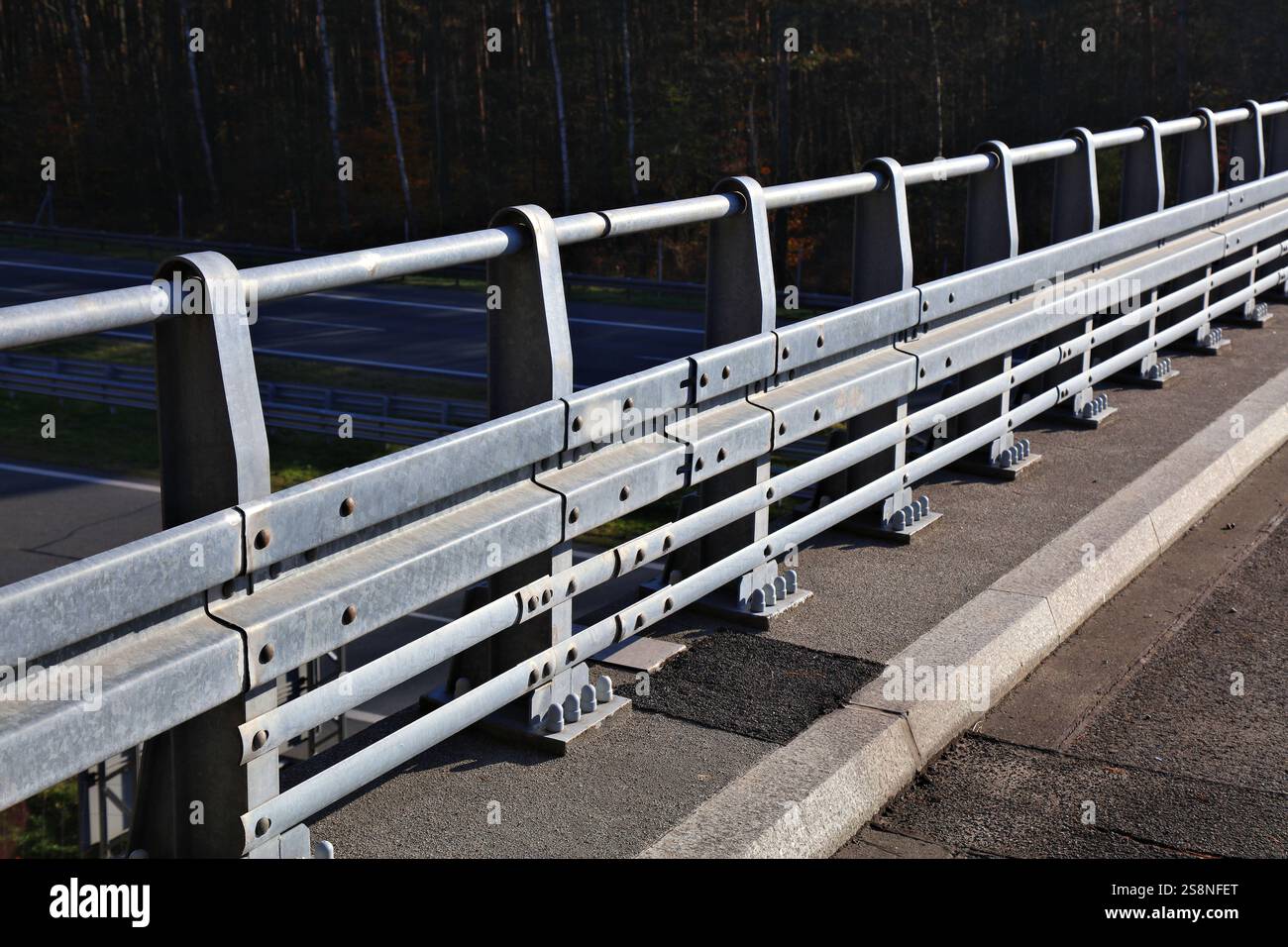 Barrière de sécurité sur le côté d'un pont routier dans la région de Malopolskie, Pologne. Infrastructure de transport. Banque D'Images