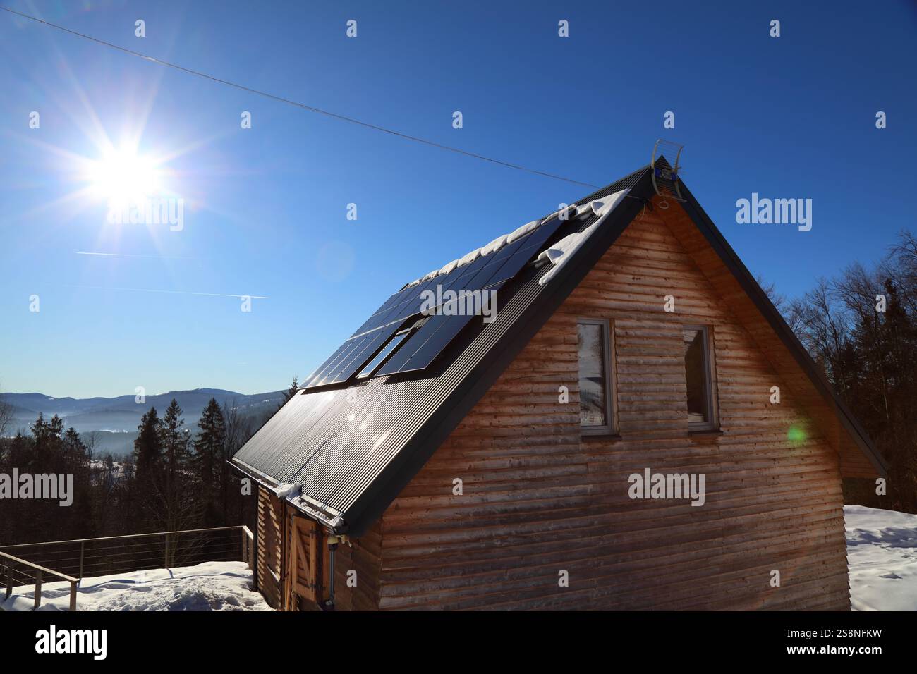Production d'énergie solaire en hiver en Pologne. Panneaux solaires sur le toit sur une cabane de montagne. Banque D'Images