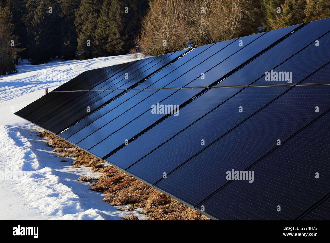 Panneaux solaires montés sur cadre à côté d'un Lodge de montagne isolé en Pologne. Production d'énergie photovoltaïque en hiver dans les montagnes de Beskidy en Pologne. Banque D'Images