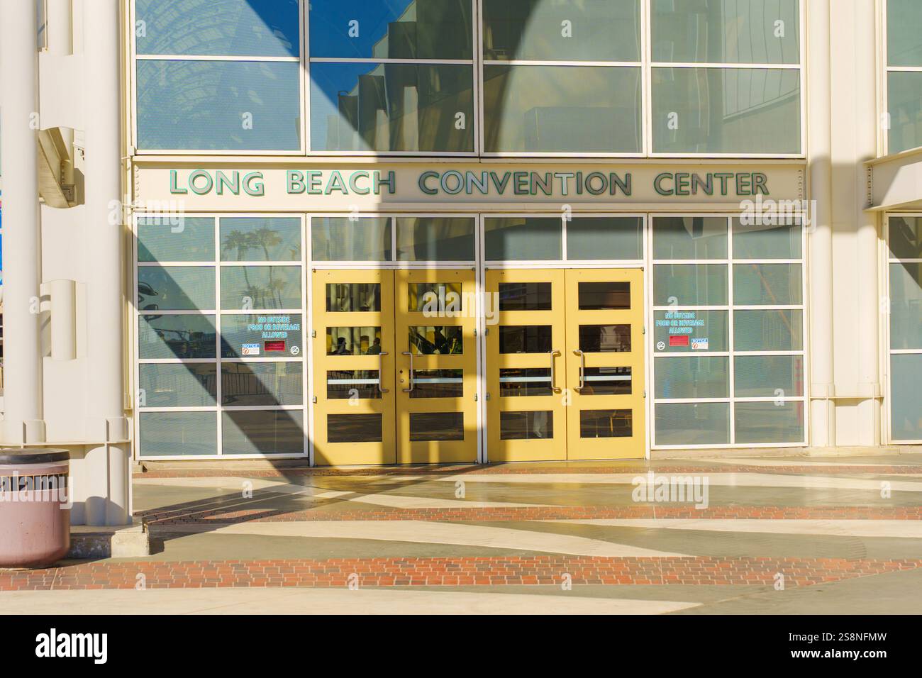 Long Beach, Californie - 15 janvier 2025 : vue sur l'entrée élégante du long Beach Convention Center, mettant en valeur l'architecture de verre et invit Banque D'Images
