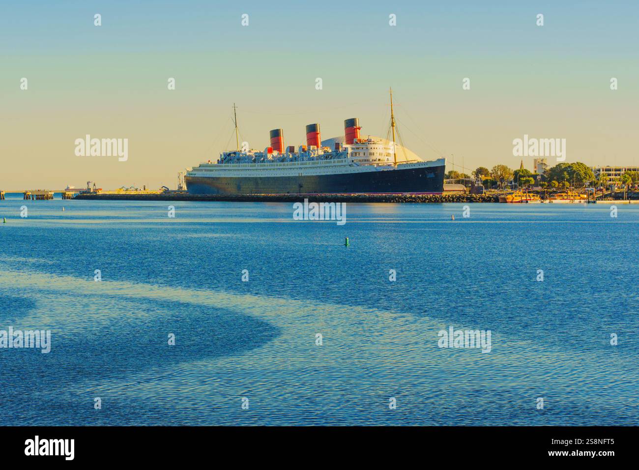 Long Beach, Californie - 15 janvier 2025 : vue imprenable sur le navire Queen Mary amarré dans le port de long Beach, reflétant l'eau sereine sous le Gol Banque D'Images