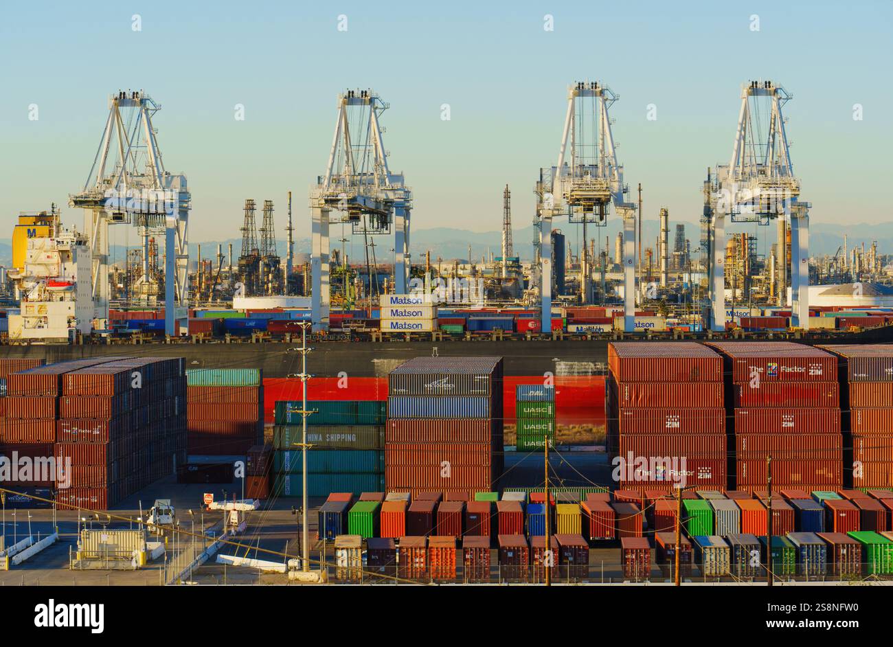 Long Beach, Californie - 15 janvier 2025 : vue de grandes grues et de conteneurs empilés au port de long Beach, mettant en valeur l'activité industrielle et le transport maritime Banque D'Images