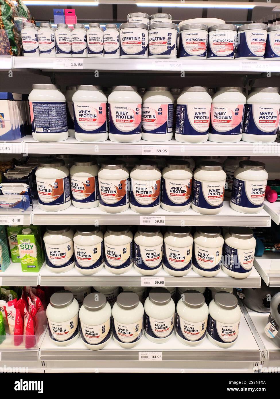 SIEDLCE, POLOGNE - 23 NOVEMBRE 2024 : protéines de lactosérum et produits de gain de masse pour le gain musculaire et l'entraînement dans le magasin discount action en Pologne. Banque D'Images