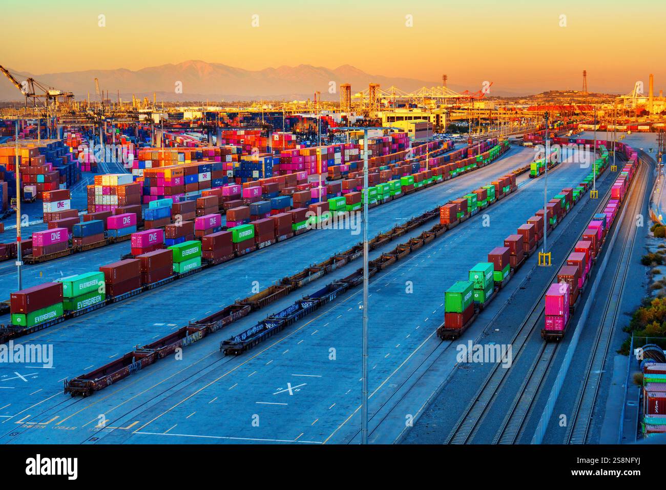Long Beach, Californie - 15 janvier 2025 : prise de vue aérienne époustouflante de conteneurs maritimes et de chemins de fer vibrants au port de long Beach, Californie, avec Moun Banque D'Images