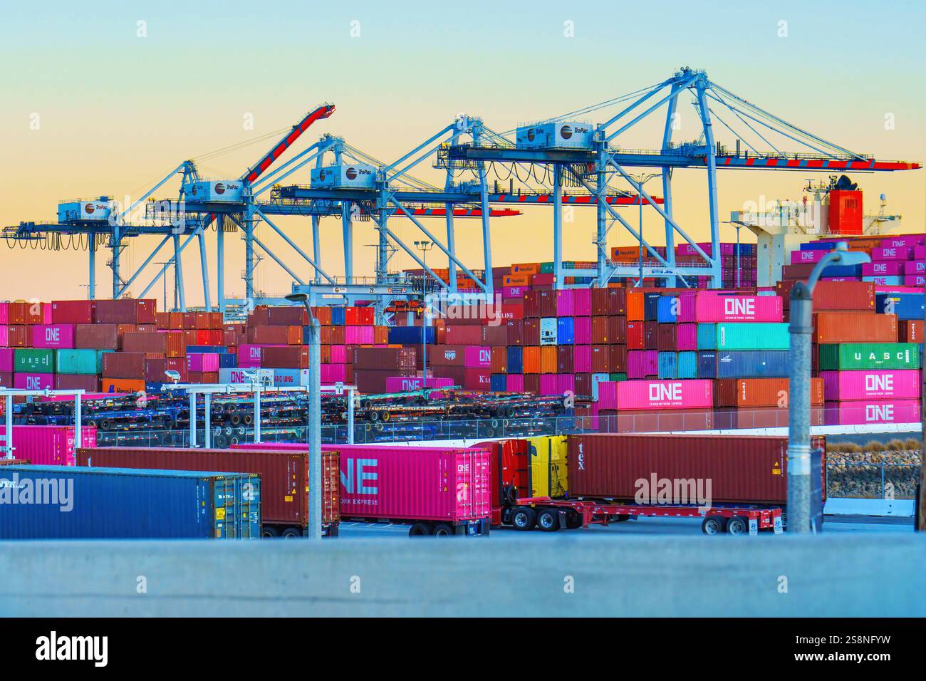 Long Beach, Californie - 15 janvier 2025 : grues et conteneurs empilés colorés au terminal maritime de long Beach, Californie. Banque D'Images