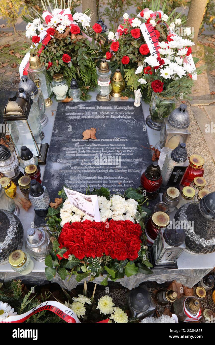CRACOVIE, POLOGNE - 11 NOVEMBRE 2024 : tombe du politicien Janusz Kurtyka sur le cimetière de Rakowicki à Cracovie. Wieslaw Woda est mort dans l'aircra présidentiel de Smolensk Banque D'Images