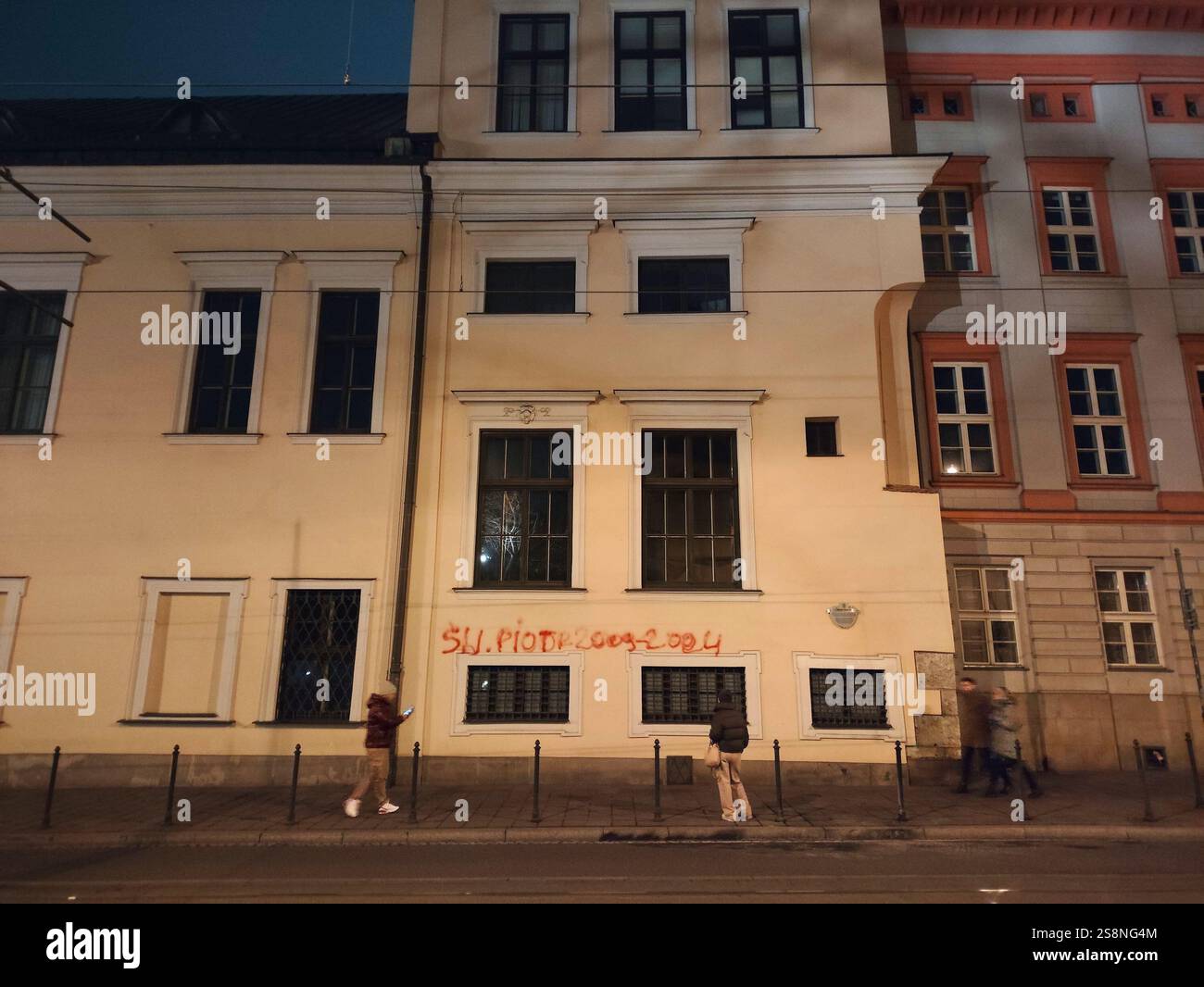 CRACOVIE, POLOGNE - 11 NOVEMBRE 2024 : lieu de l'accident d'un homme qui a pulvérisé du texte cryptique sur le bâtiment de la Curie catholique romaine et s'est mis à feu Banque D'Images