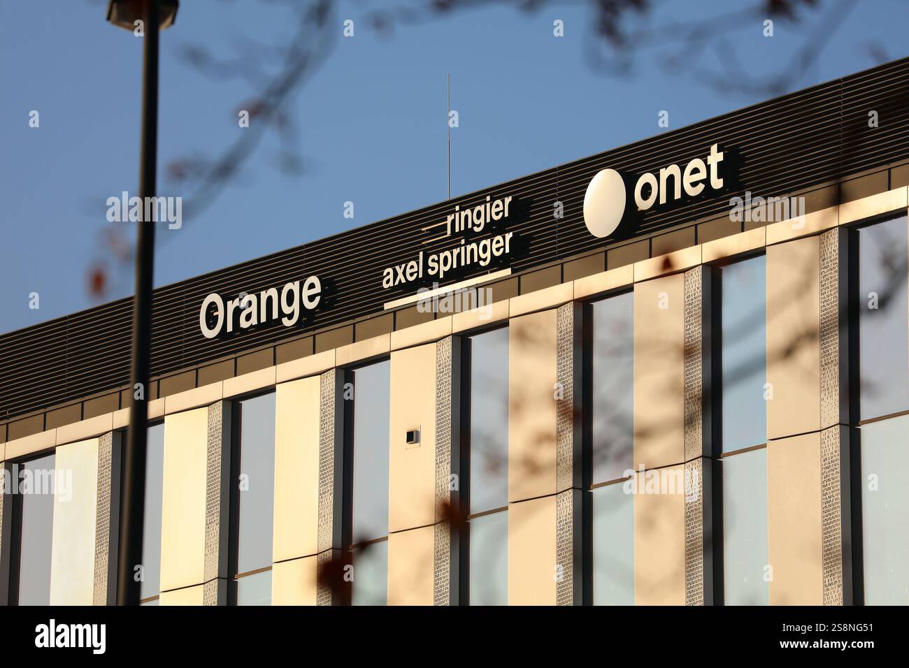 CRACOVIE, POLOGNE - 11 NOVEMBRE 2024 : fournisseur d'accès Internet Orange, société multimédia Ringier Axel Springer et bureaux du site d'information Onet à Cracovie. Banque D'Images