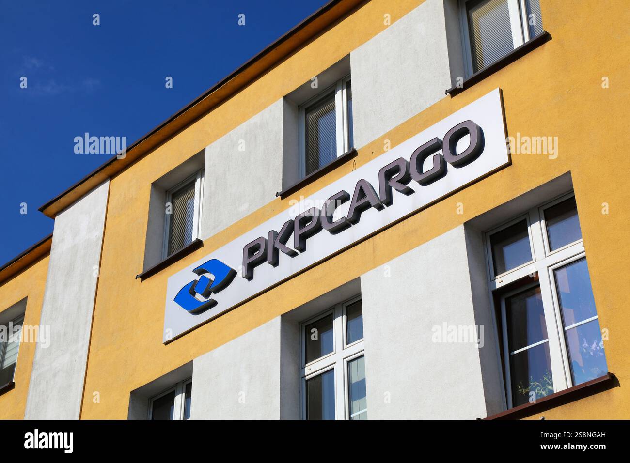 TARNOWSKIE GORY, POLOGNE - 28 AOÛT 2024 : immeuble de bureaux de PKP Cargo, opérateur logistique ferroviaire en Pologne. Il fait partie de PKP Group. Banque D'Images