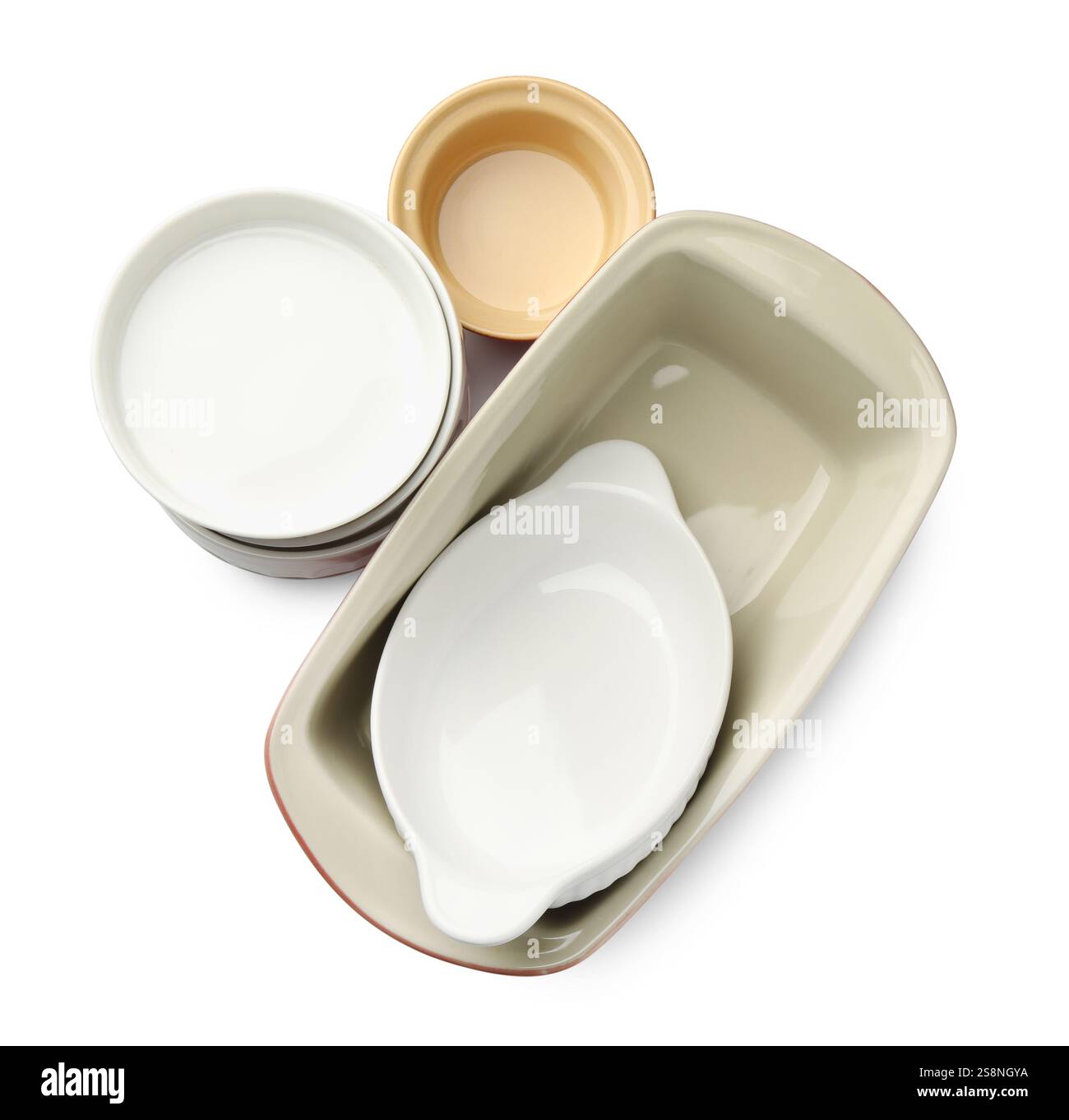 Différentes casseroles en céramique isolées sur blanc, vue de dessus. Ustensile de cuisson Banque D'Images