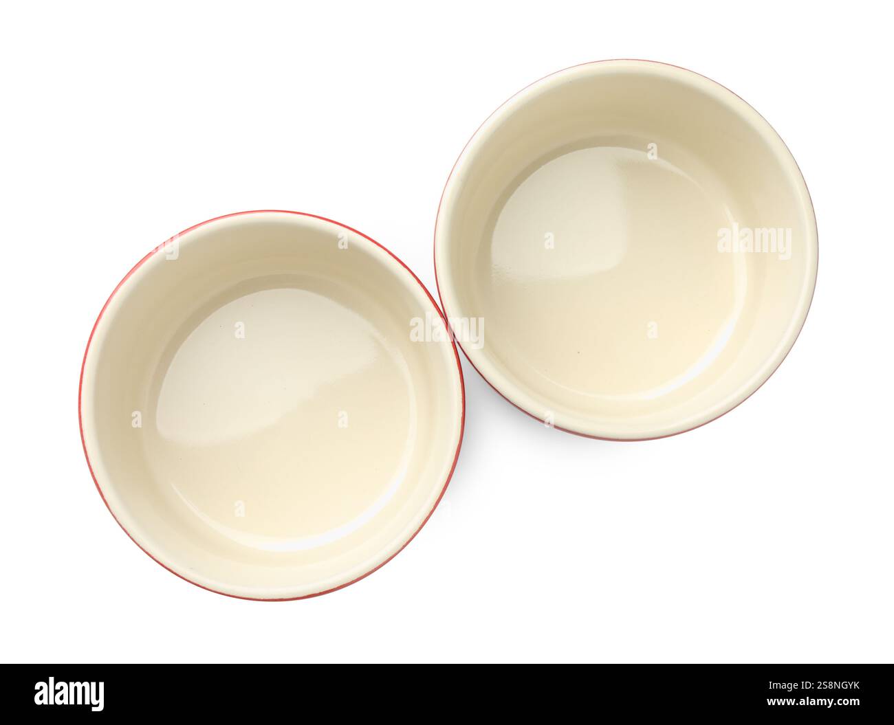 Deux casseroles en céramique isolées sur blanc, vue de dessus. Ustensile de cuisson Banque D'Images