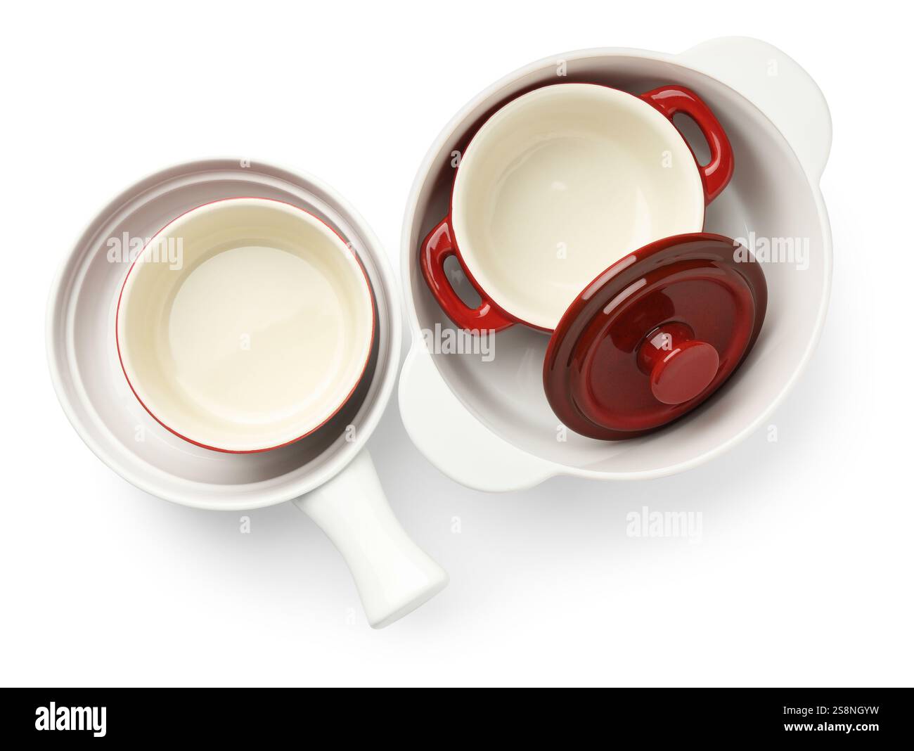 Différentes casseroles en céramique isolées sur blanc, vue de dessus. Ustensile de cuisson Banque D'Images