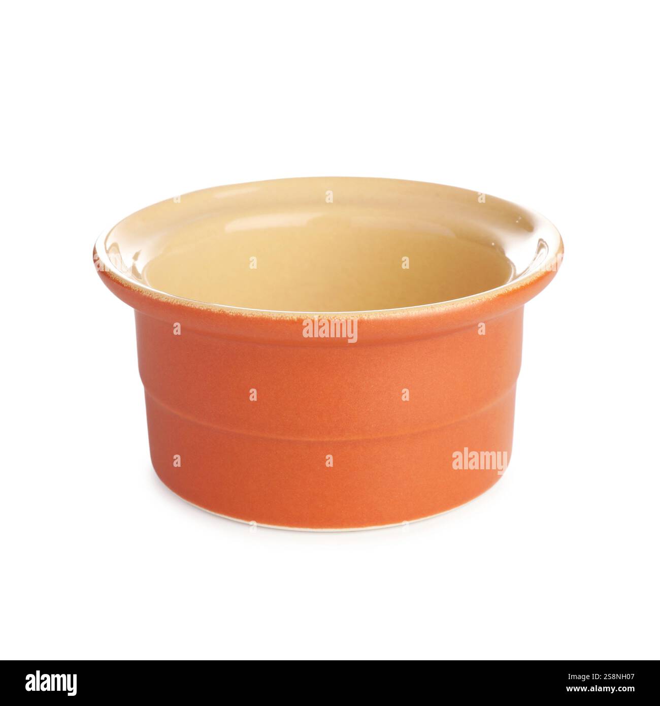 Une casserole en céramique isolée sur blanc. Ustensile de cuisson Banque D'Images