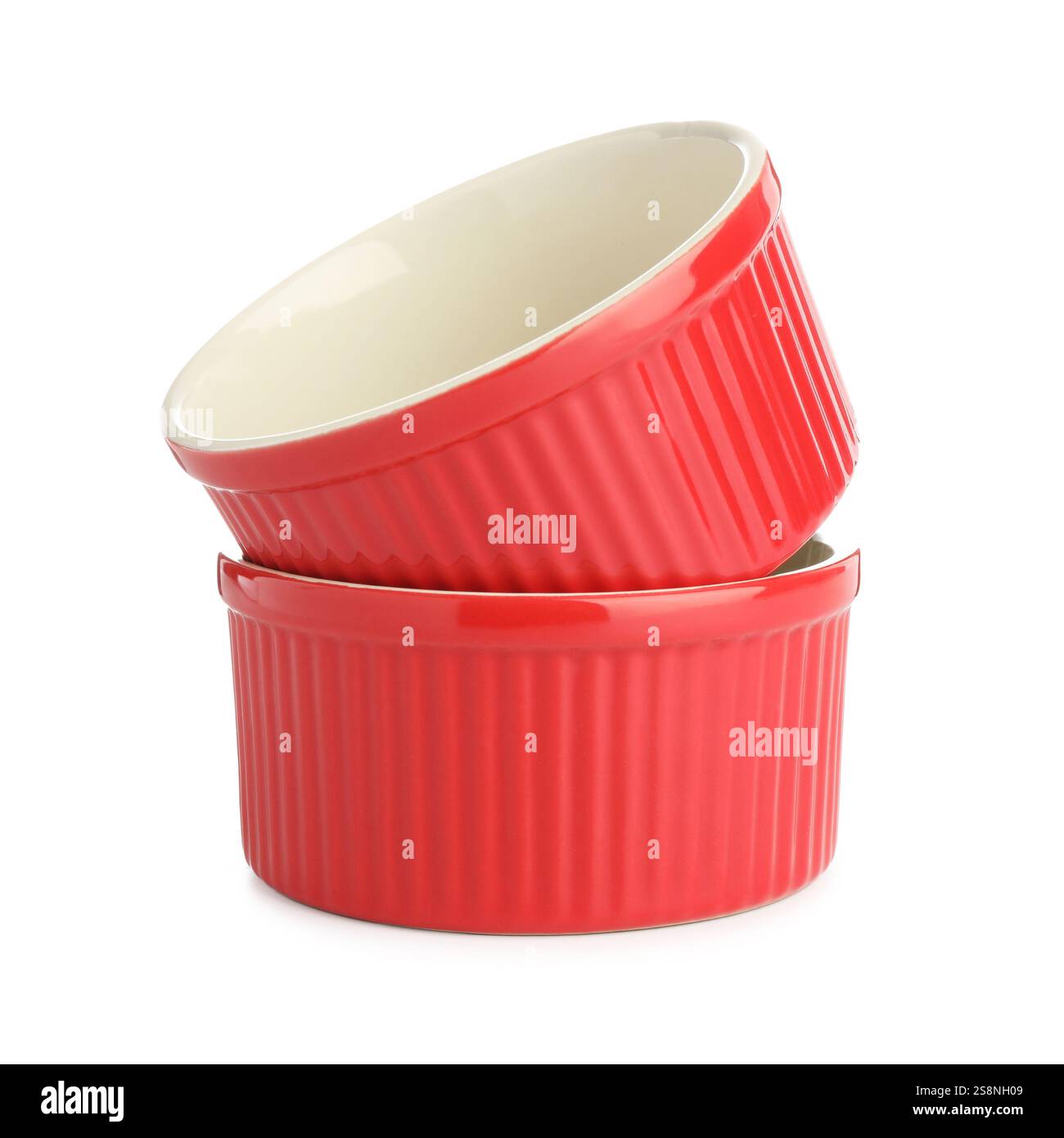 Deux casseroles rouges isolées sur blanc. Ustensile de cuisson Banque D'Images