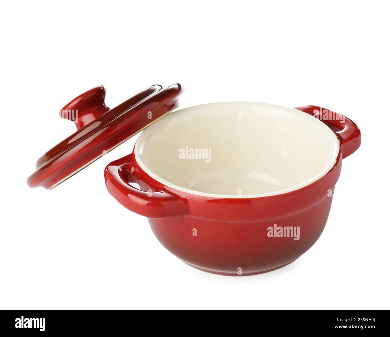 Casserole en céramique et couvercle isolés sur blanc. Ustensile de cuisson Banque D'Images