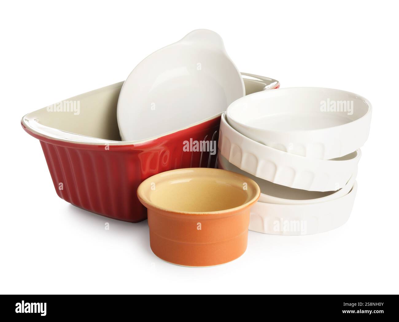 Différentes casseroles en céramique isolées sur blanc. Ustensile de cuisson Banque D'Images