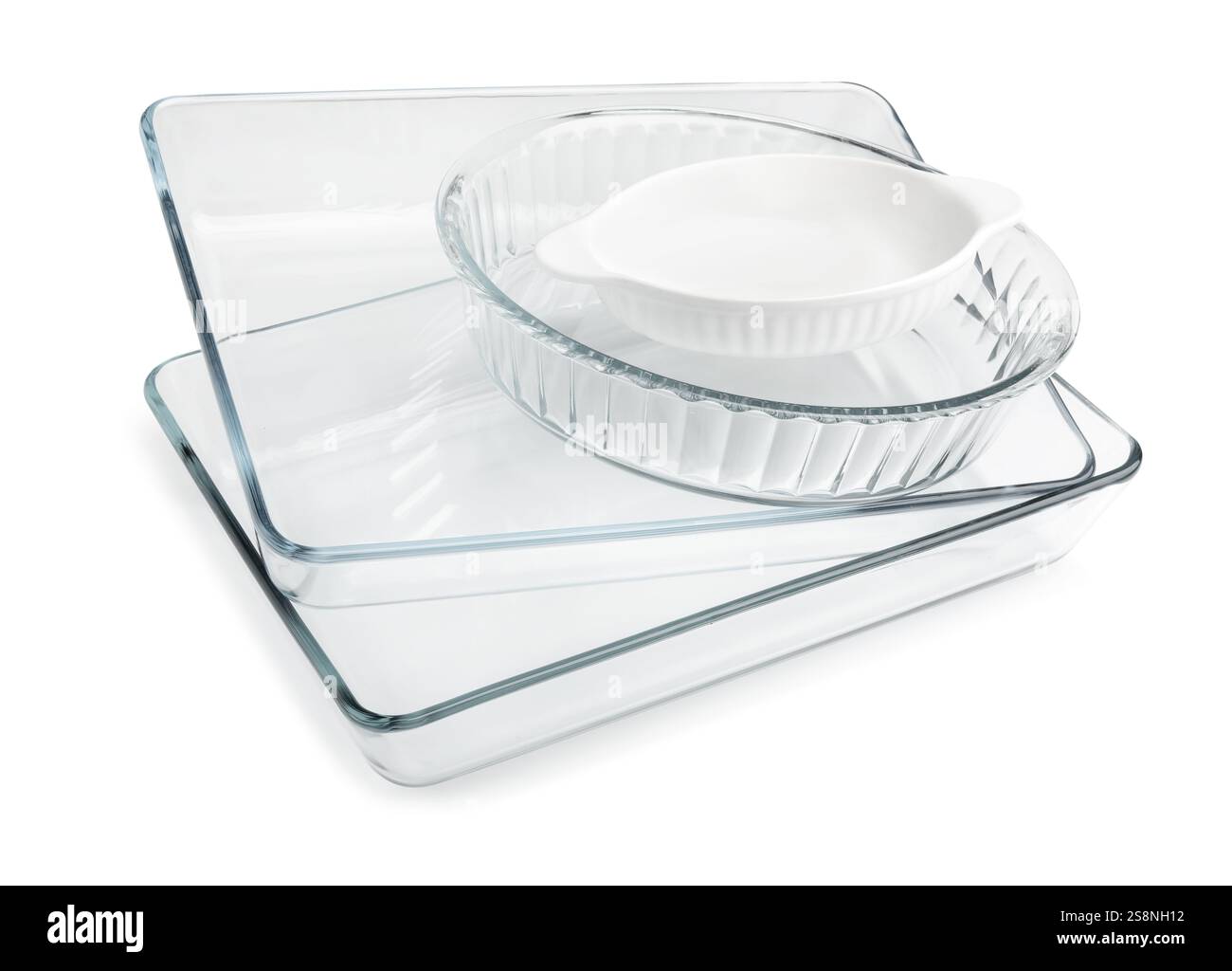 Différentes casseroles isolées sur blanc. Ustensile de cuisson Banque D'Images