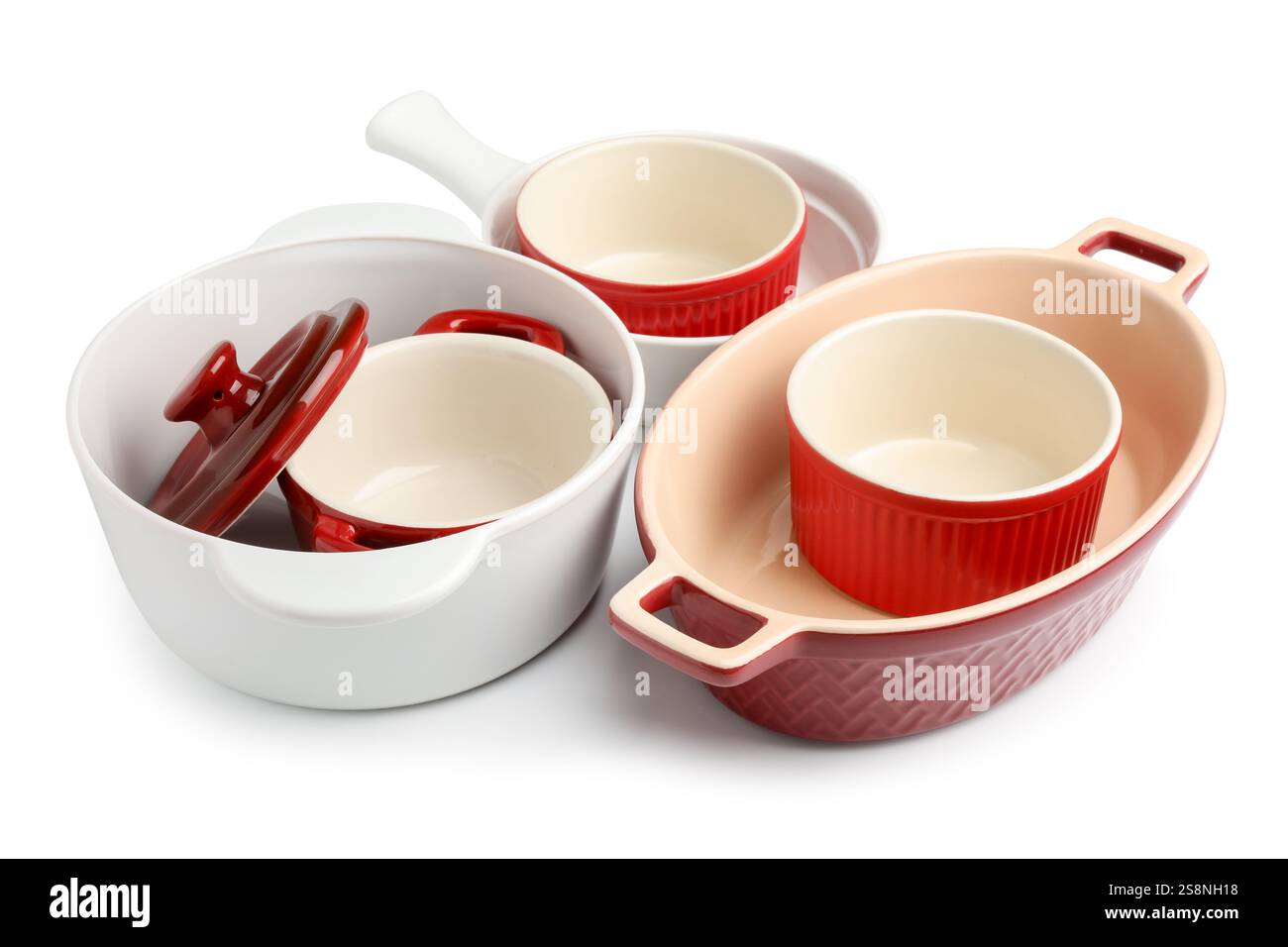 Différentes casseroles en céramique isolées sur blanc. Ustensile de cuisson Banque D'Images